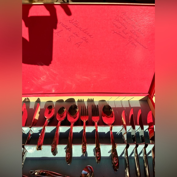 VINTAGE Dead Stock Americana Beauty Rose Flatware Set - New in Box - Picture 3 of 16